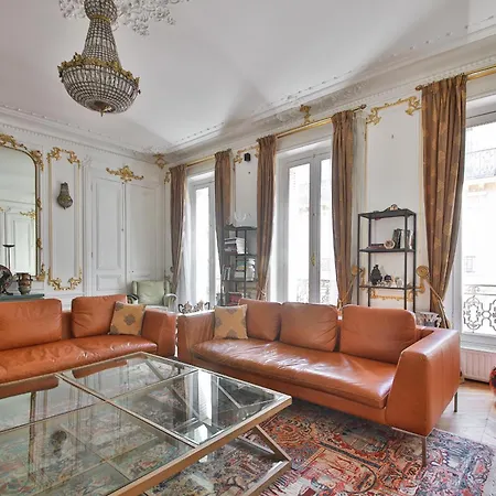 8 People Champs Elysees Apartment Paris
