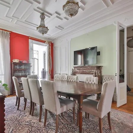 8 People Champs Elysees Apartment