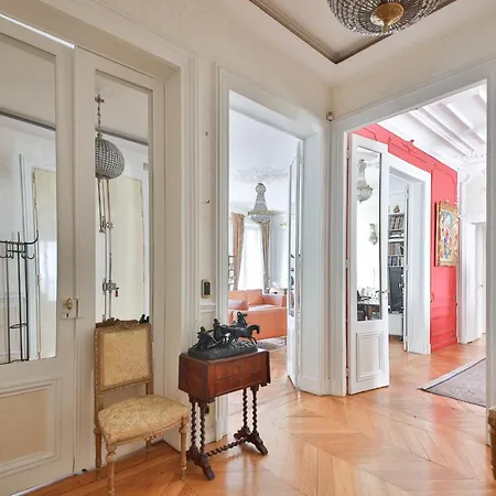 8 People Champs Elysees Apartment *