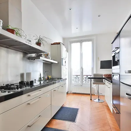 Apartment 8 People Champs Elysees