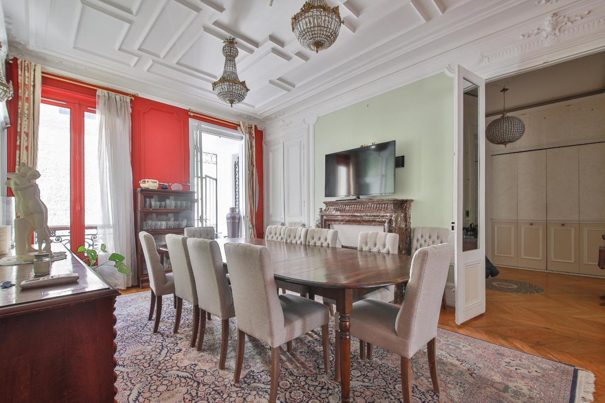 8 People Champs Elysees Apartment
