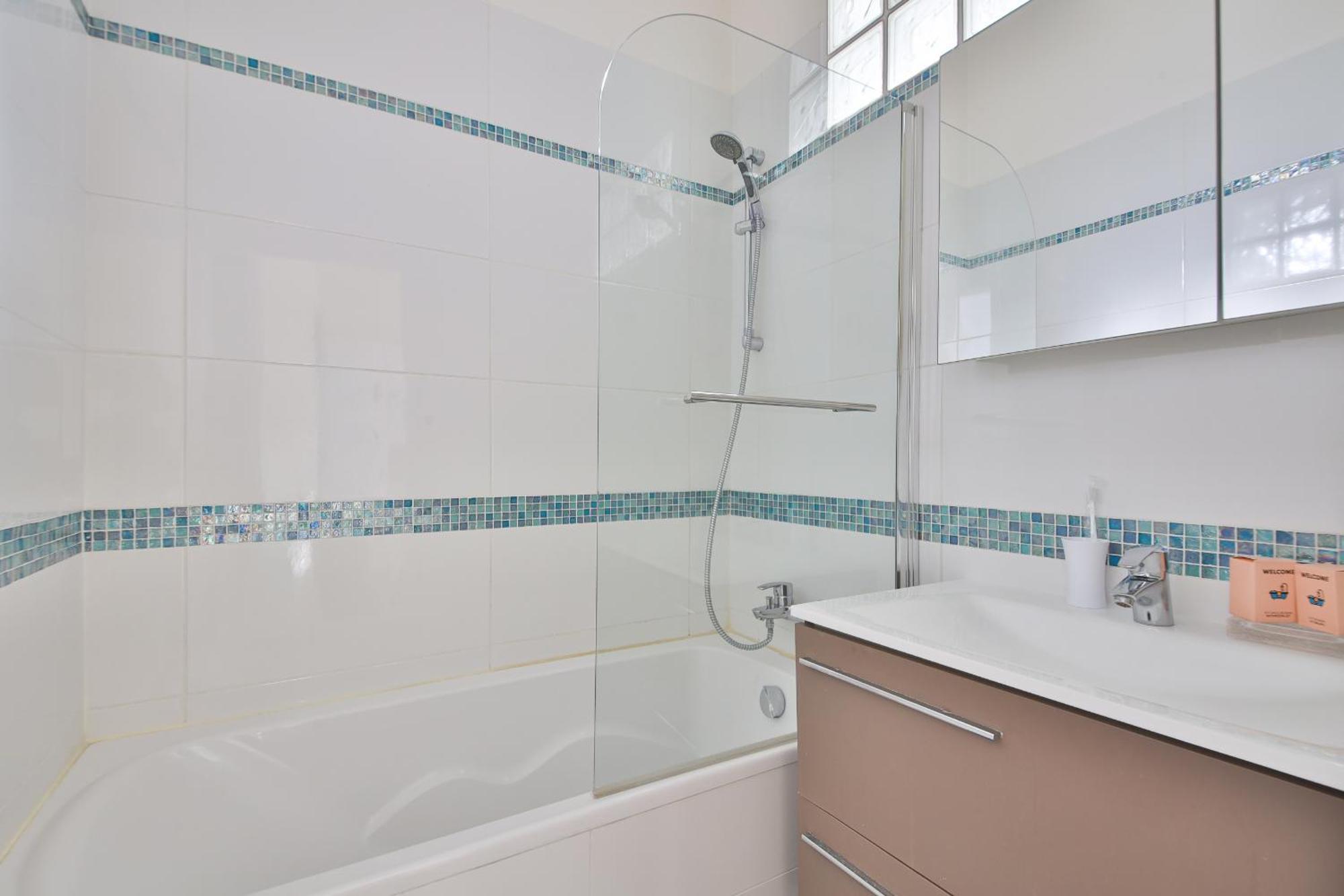 Apartment 8 People Champs Elysees Paris